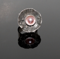 Reticulated silver ring with a natural fresh water pearl